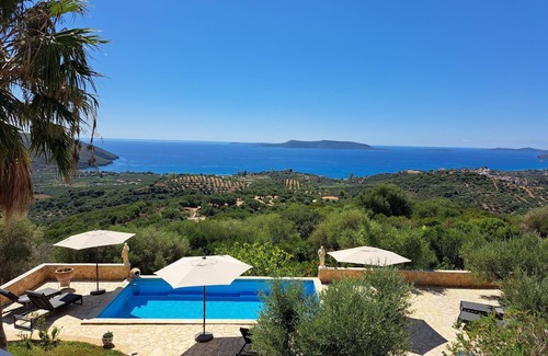 Grizokambos House | Spacious villa with pool in Lachanada above the picturesque Finikounda Bay, Pelo