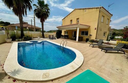 Borriol Villa | Spacious Villa with Pool in Vall d'Umbri
