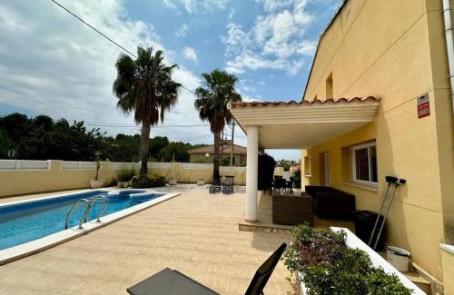 Borriol Villa | Spacious Villa with Pool in Vall d'Umbri