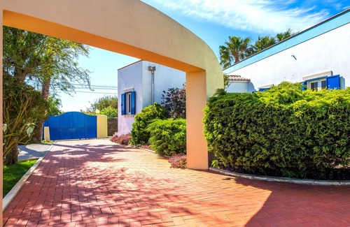 Sao Joao das Lampas Villa | Spacious Villa with Private Pool in Country Sintra