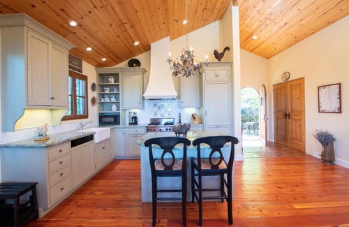 Napa County House | Spacious vineyard estate in Napa Valley with home, guest home, pool, pano views