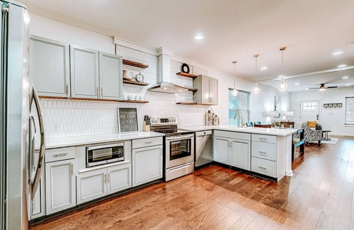 Babe Denny House | Spacious | Walk to Lucas Oil!