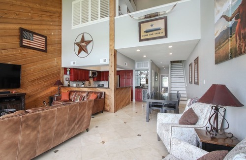 April Sound Condo | Spacious Waterfront Condo on Lake Conroe