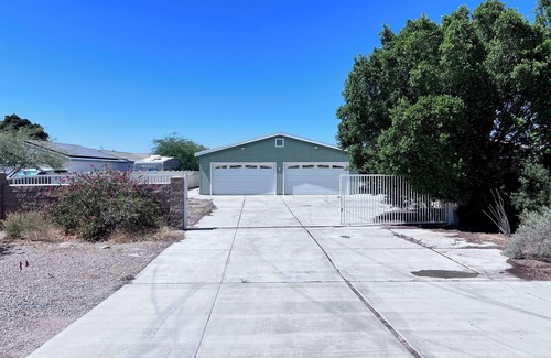 Blythe House | Spacious Waterfront Property on The Colorado River with your own Dock and Beach!