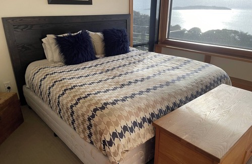 Taupo Bay Cabin | Spacious well appointed lodge in a stunning seaside location