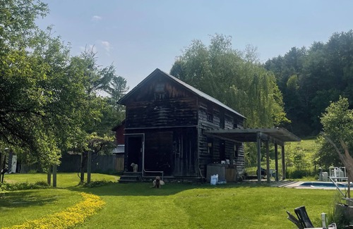 West Fulton House | Spacious Willow Cabin with attached pool in Wild and Wonderful West Fulton!