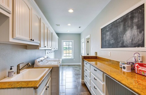 Wills Point House | Spacious Wills Point Retreat w/Pool & Pond!