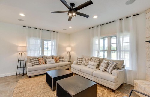 Wills Point House | Spacious Wills Point Retreat with Pool and Pond!