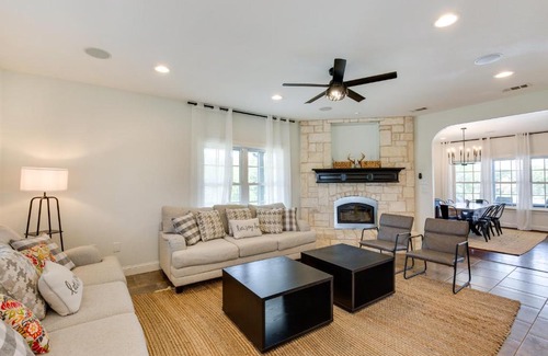 Wills Point House | Spacious Wills Point Retreat with Pool and Pond!