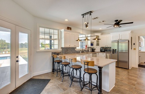 Wills Point Villa | Spacious Wills Point Retreat w/Pool & Pond!