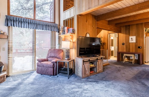 Mammoth Lakes House | Spacious Winterset 26 2 Bedrm Plus Loft 3 Full Bathrm Townhome Sleeps 8 Steps to Free Town Shuttle