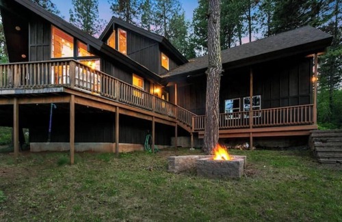 New Meadows Cabin | Spacious Wooded Getaway Cabin near McCallnn