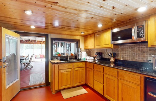 Austin Cabin | Spacious Writing Barn on Eight Acres with Central AC, WiFi,