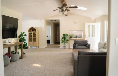 Oakhurst House | Spacious Yosemite Lodge –Arcades + EV Charger + 3B2B + Private 1 Acre +Game Room
