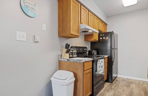 Aurora Apartment | Spacious2BR/Work Crews & Families/Sleeps6/desk/Parking/WIFI/Pet friendly