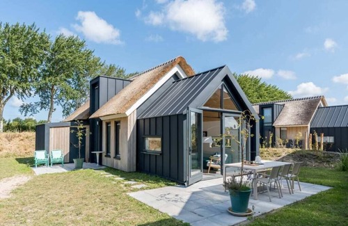 Westenschouwen House | Spaciousness with a fresh, soft interior, that's how this beautiful 4-person chalet can be described