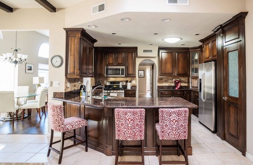 El Paso Villa | Spanish Villa w/ GORGEOUS backyard - 2 minutes from Franklin HS