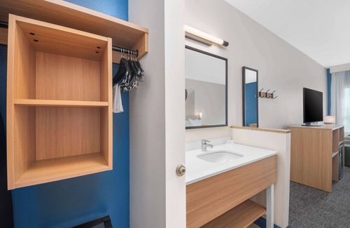 Minot Hotel | Spark by Hilton Minot