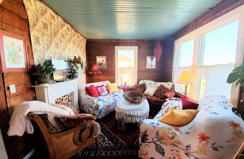 North Bend Apartment | Sparrow's Nest Charming Vintage Apartment with Bay Views