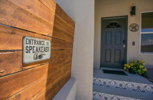 South Broadway Apartment | Speakeasy Suite at ArnoTriplex!