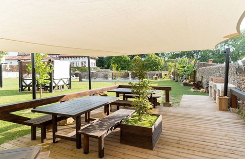 Villaverde de Pontones Apartment | Special studio for couples with double whirlpool tub and views of the main garde