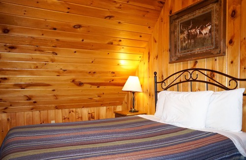 Cherokee Cabin | SPECIAL *Sept. 13th- Oct. 4th 20% off* Ol'Smoky Log Cabin on the River Unit 1
