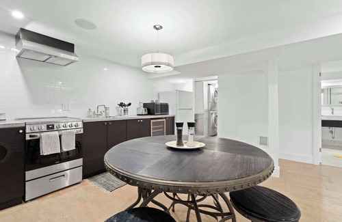 Burlington Apartment | Specious & fully Private studio apt with laundry