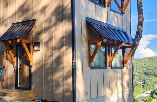 Boone House | Spectacular 2-bedroom house in beautifull Boone with multi range mountain views!