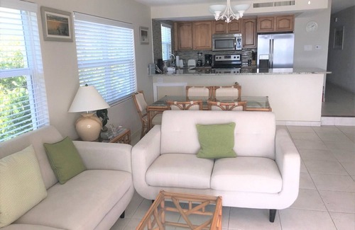 Seven Mile Beach Condo | Spectacular 2 bedroom/2 bath Seven Mile Beach Condo.