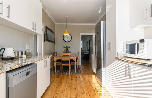 Three Anchor Bay House | Spectacular 5 bedroom family villa -3 min from the beach, secure, with Netflix
