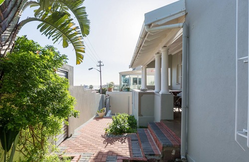 Three Anchor Bay House | Spectacular 5 bedroom family villa -3 min from the beach, secure, with Netflix