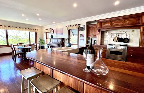 Manly Apartment | Spectacular bay Island Views in Manly Close to Lots Cafe Restaurants Market IGA