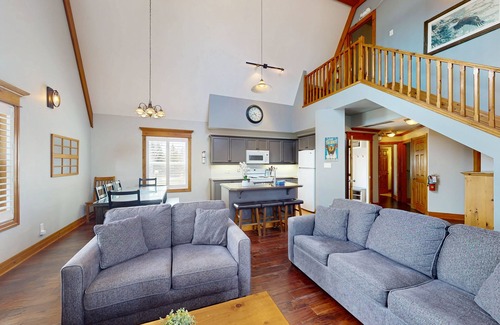 The Blue Mountains House | Spectacular & beautifully appointed condo w/shared pool - dog-friendly