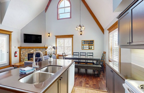 The Blue Mountains House | Spectacular & beautifully appointed condo w/shared pool - dog-friendly