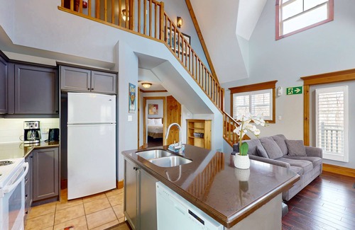 The Blue Mountains House | Spectacular & beautifully appointed condo w/shared pool - dog-friendly