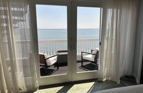 Fairfield House | Spectacular direct waterfront with rooftop hot tub 360 degree views.