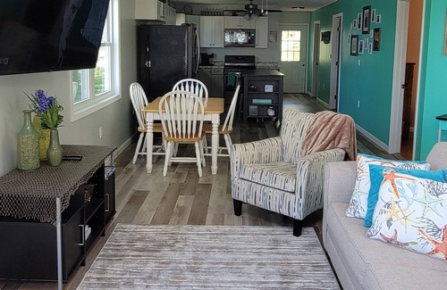North East Cottage | Spectacular Lake Erie Sunsets with beach access