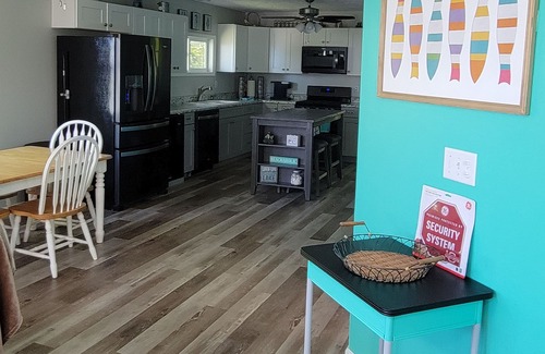 North East Cottage | Spectacular Lake Erie Sunsets with beach access
