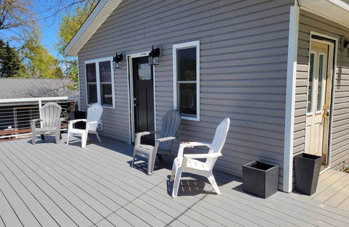 North East Cottage | Spectacular Lake Erie Sunsets with beach access
