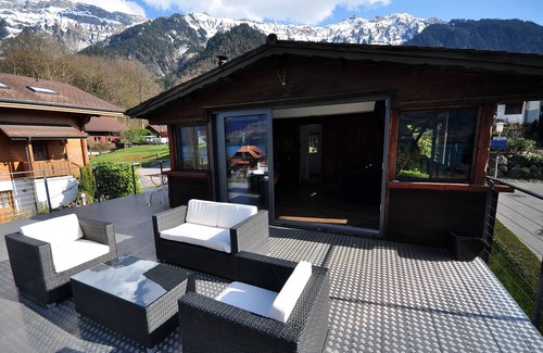 Boenigen Ski Chalet | Spectacular Lake Views. Fully equipped for your holiday needs. Sleeps 5