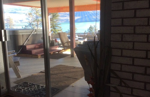 Central Okanagan House | Spectacular LAKEVIEW- Massive cov’d HOT TUB patio -totally private-walk to beach