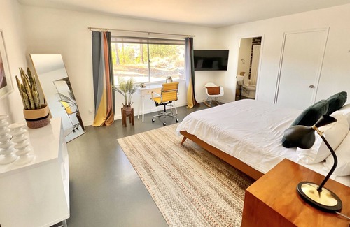 Canyon Corridor House | Spectacular Mountain Views, Spacious and a perfect Retreat!