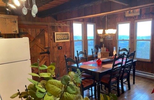 Independence Cabin | Spectacular mountain views at 4000 ft from a secluded log cabin
