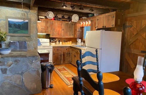 Independence Cabin | Spectacular mountain views at 4000 ft from a secluded log cabin