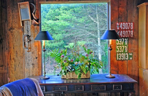 Independence Cabin | Spectacular mountain views at 4000 ft from a secluded log cabin