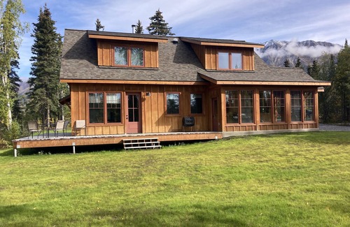 McCarthy House | Spectacular mountain and glacier views at Donaho House.