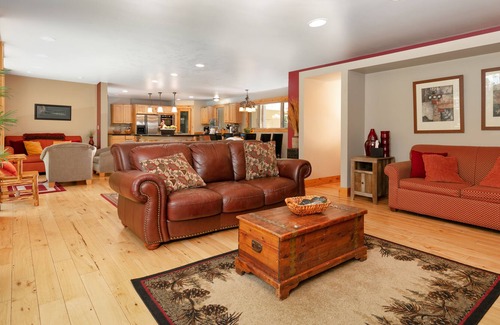 East Boulder House | Spectacular Mountain Style Home Near DT Boulder!