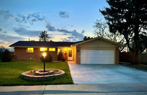 Littleton House | Spectacular Mountain View in Centennial - minutes from shopping and restaurants!