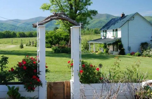 Amherst House | Spectacular Mountain View, Historic House