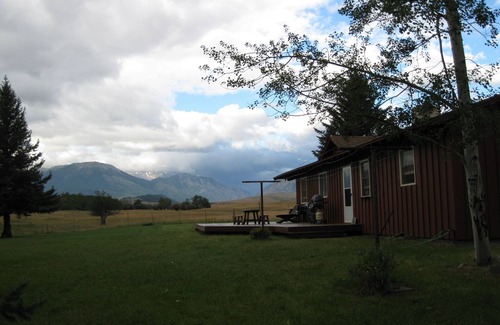 Roscoe House | Spectacular Mountain Views! Riverfront! Private! 3 Bdr/2bath